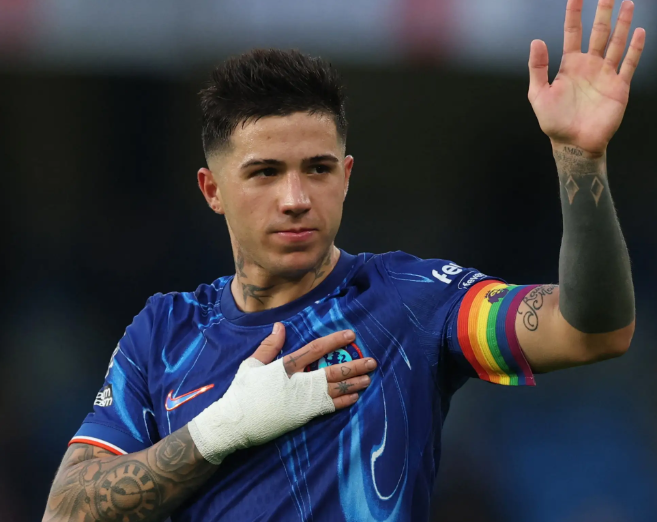 切尔西奖杯展示活动气氛沉闷，引球迷不满​